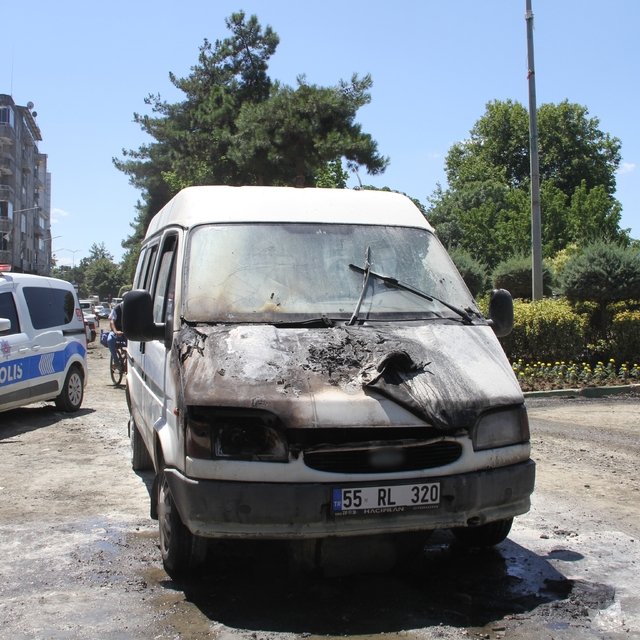 Samsun'da seyir halindeki minibüs yandı