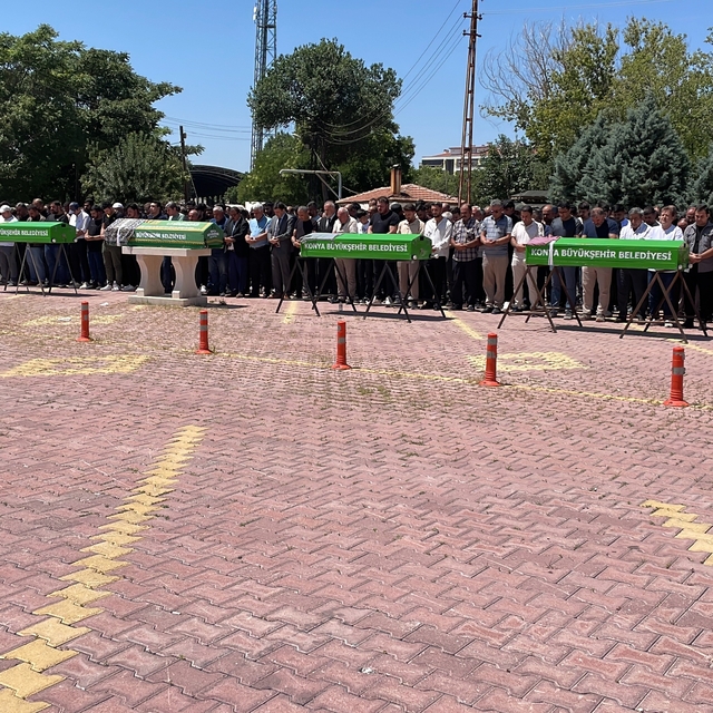 Antalya'daki feci kazada hayatını kaybeden aile son yolculuğuna uğurlandı