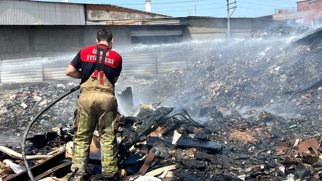 İzmir'de çöplüğe dönüştürülen boş arazi yine alevlere teslim
İzmir'de sanayi esnafından çöplük tepkisi: "İtfaiye burada bağlı kaldı"