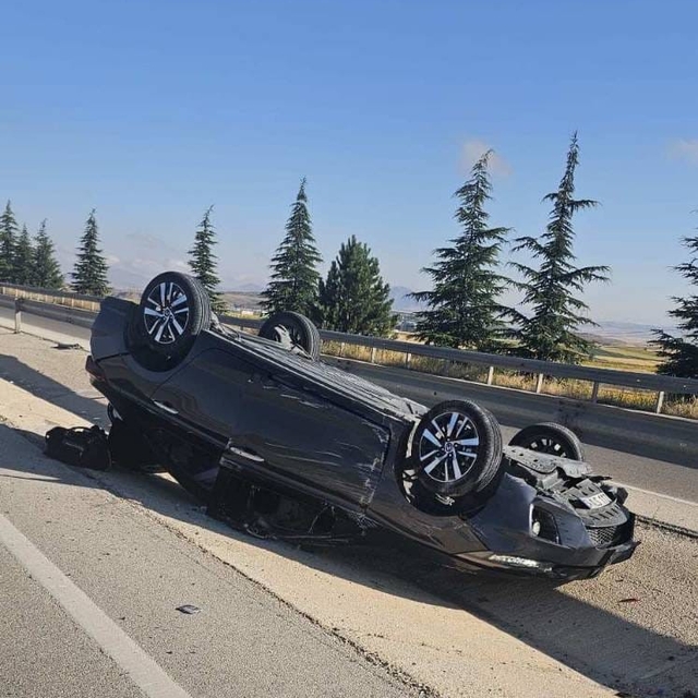 Refüje devrilen otomobilde beşi çocuk 8 kişi yaralandı