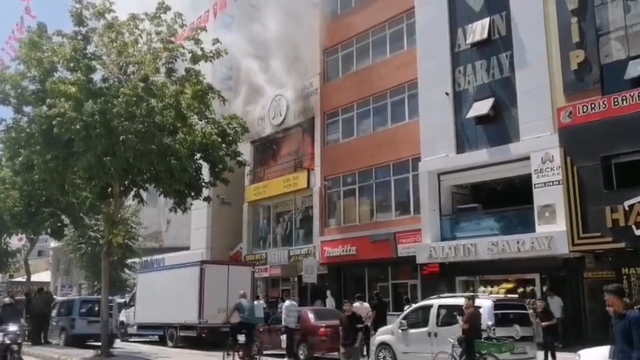 Van'da iş yerinde yangın; çatıya çıkan 2 kişi kurtarıldı