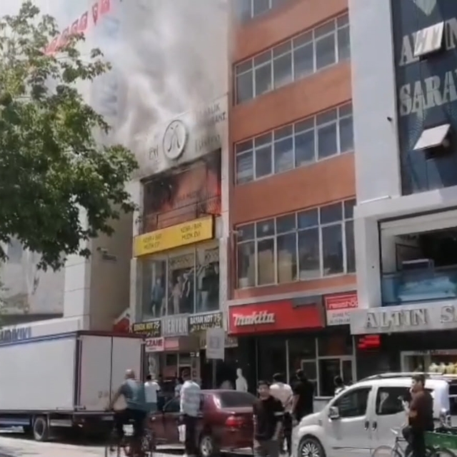 Van'da iş yerinde yangın; çatıya çıkan 2 kişi kurtarıldı