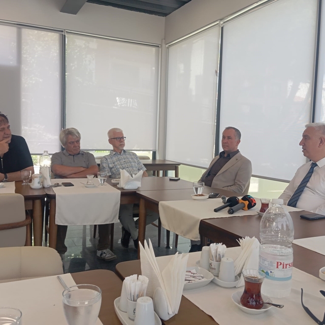 Bergama Belediye Başkanı, 19 meclis üyesi ile Yeni Parti'ye geçti
