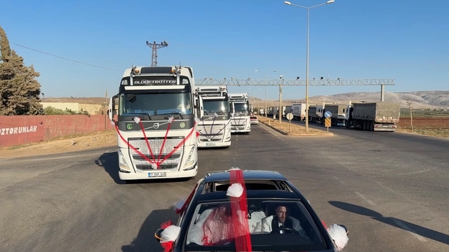 Hatay'da TIR'larla düğün konvoyu