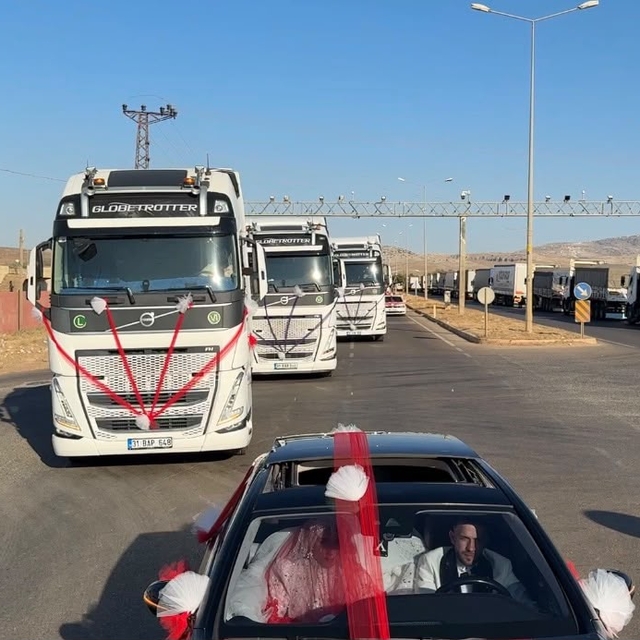 Hatay'da TIR'larla düğün konvoyu