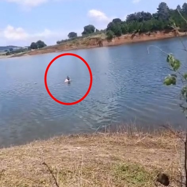 Baraja gömülen otomobil, bağlanan halatla çıkarıldı