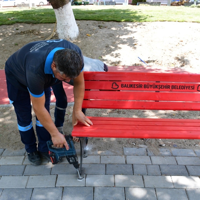 Büyükşehir emekle üretiyor, şehir mobilyalarla güzelleşiyor