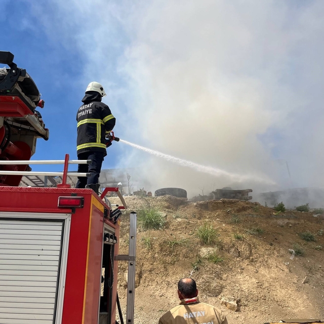 Kırıkhan'da depo yangını