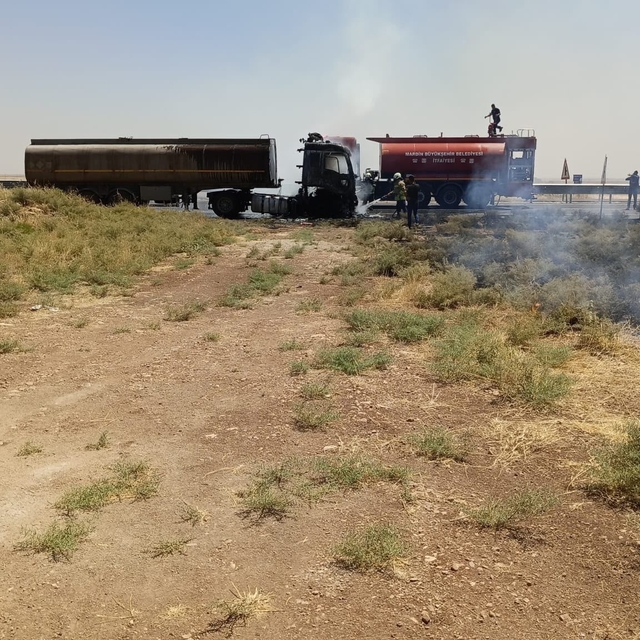 Mardin'de seyir halindeki tanker alev aldı