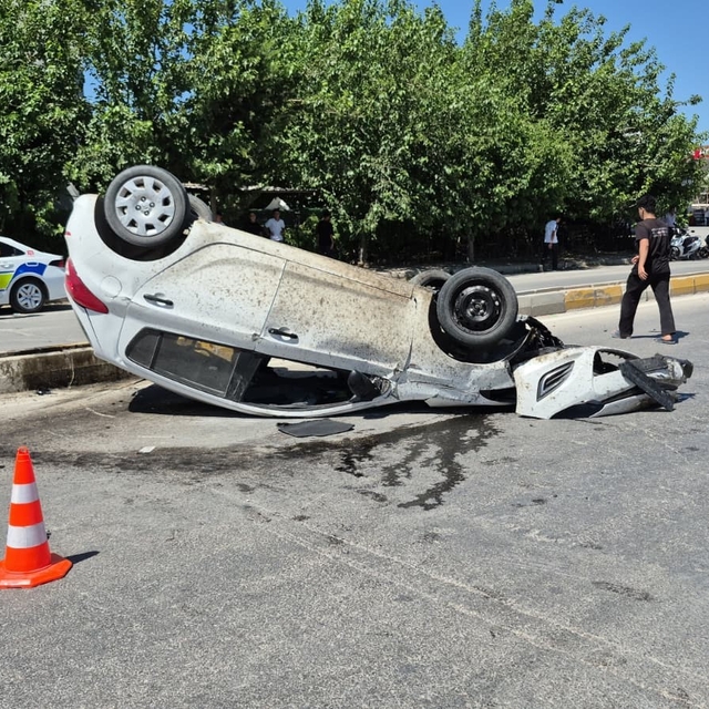 Bariyerlere çarpan otomobil takla attı: 1 yaralı