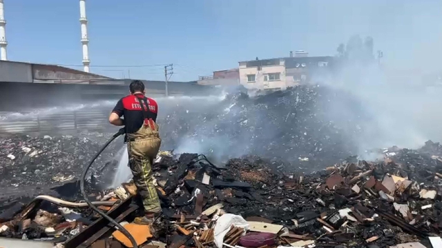 İzmir'de çöp dökülen alanda yangın