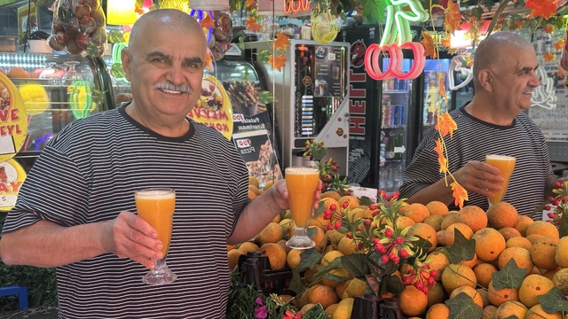 Doğal meyve sularına yoğun talep arttı
Esnaf Bedir Uykız, "Halk gazlı ve katkılı içeceklerden uzaklaşarak doğal ürünlere yöneliyor"
