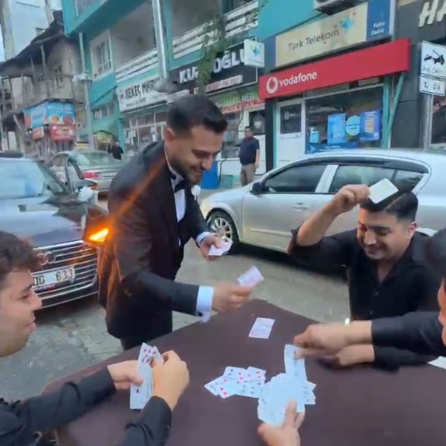 Harçlık için gelin arabasının önünü kesip, yolun ortasında iskambil oynadıl...