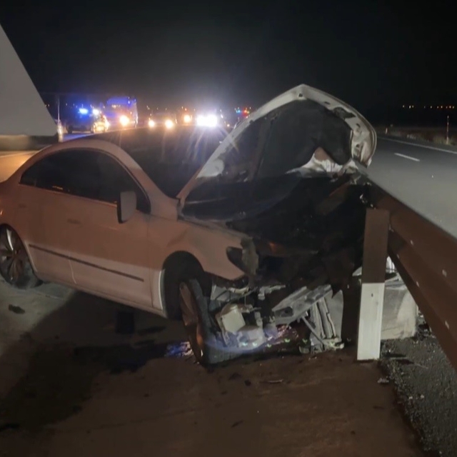 Aşırı süratle 2 aracı hurdaya çeviren sürücü, otostop çekip kaçtı