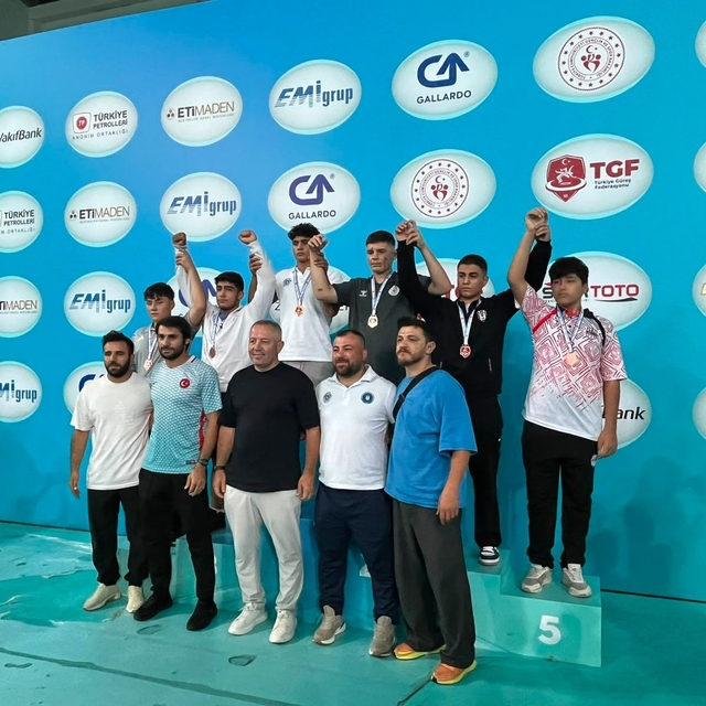 Minikler Güreş Türkiye Şampiyonası'na büyükşehir damgası!