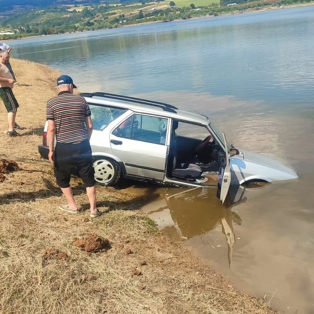 Baraja uçan otomobili 5 metre derinliğe dalıp çıkardı