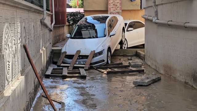 Kastamonu'da selin vurduğu ilçede temizlik çalışmaları sürüyor
Kastamonu'da selin izleri siliniyor