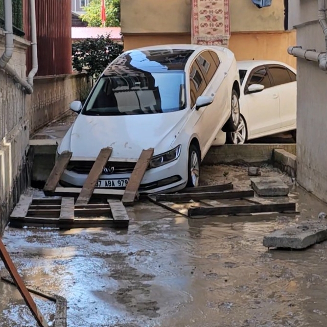 Kastamonu'da selin vurduğu ilçede temizlik çalışmaları sürüyor
Kastamonu'da...