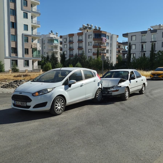 İki otomobil çarpıştı: 1 yaralı