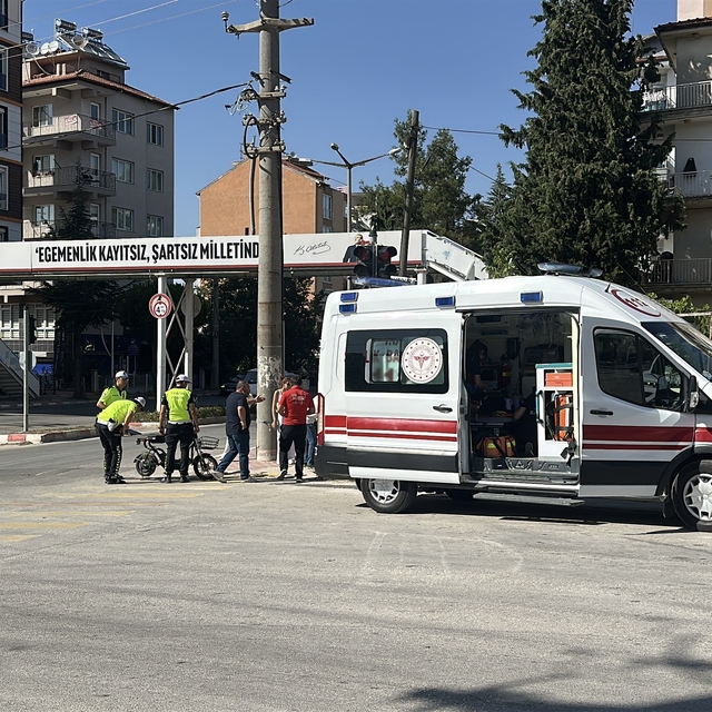 Elektrikli bisiklet motosikletle çarpıştı: 2 yaralı