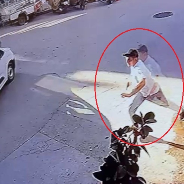 Husumetlisi tarafından sokak ortasında tabancayla bacağından vuruldu; o anl...