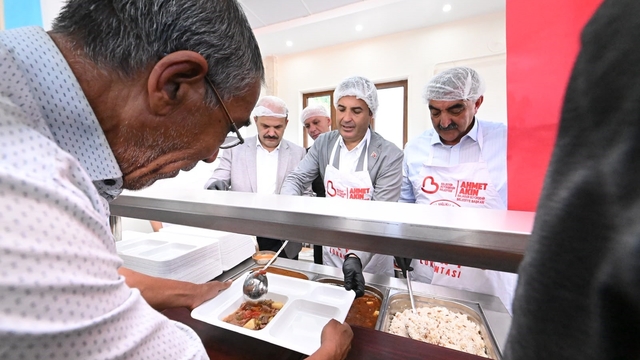 Balıkesir Büyükşehir'den İvrindi'ye beş büyük hizmet
Balıkesir Büyükşehir Belediye Başkanı Ahmet Akın:
"Hiçbir siyasi parti ayrımı yapmadan 20 ilçemizde herkesi kucaklayarak hizmet etmeye devam edeceğiz"