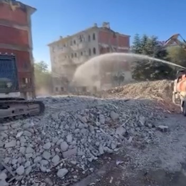 Elazığ'da 5 katlı bina korna sesi ile yıkıldı