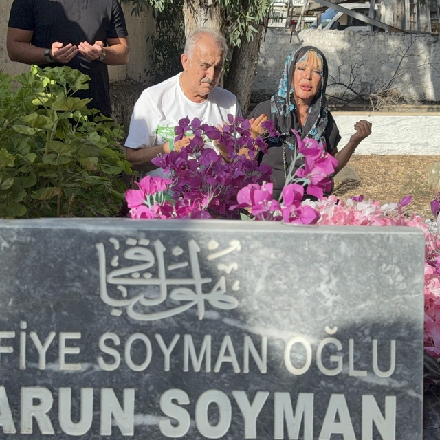 Safiye Soyman oğlunun mezarı başında gözyaşlarına boğuldu