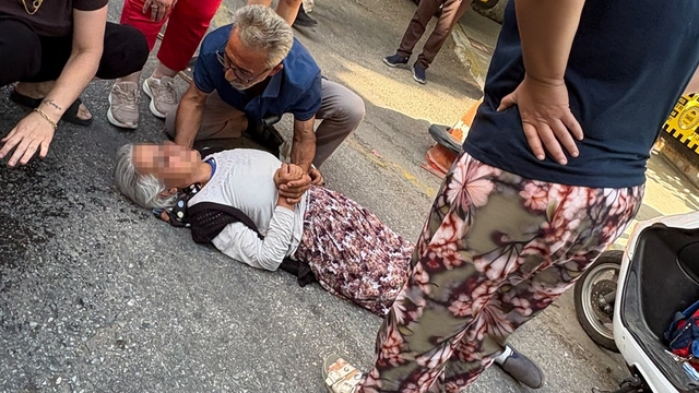 İzmir'de motosikletin çarptığı kadın yaralandı
