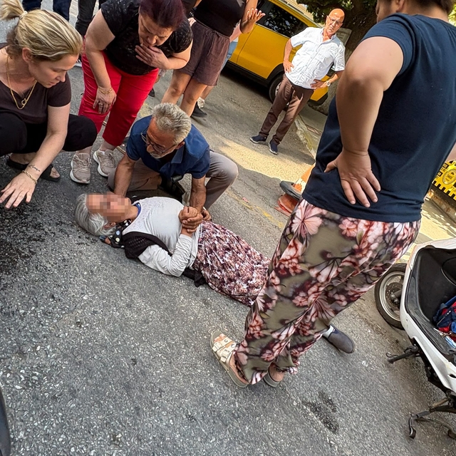 İzmir'de motosikletin çarptığı kadın yaralandı