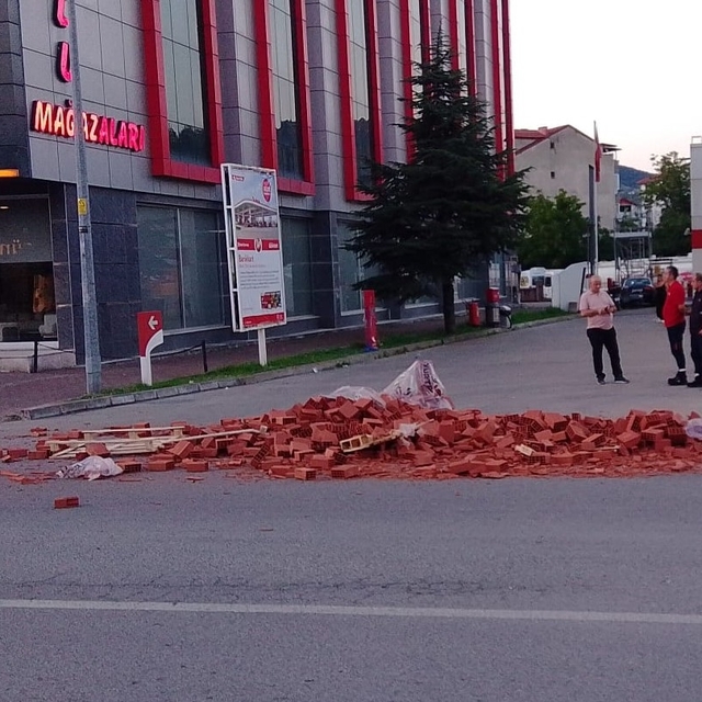 Çaycuma'da hareket halindeki tırdan yola tuğlalar saçıldı