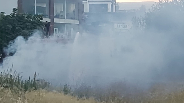 Boş arazide çıkan yangın bahçeye sıçramadan söndürüldü