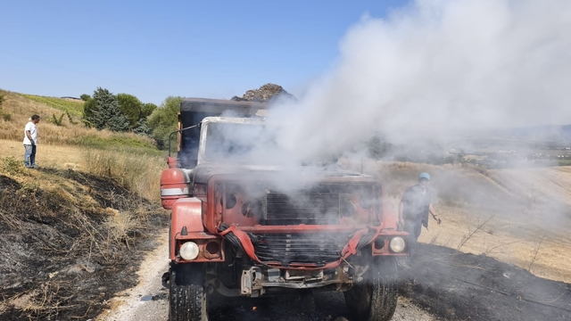 Susurluk'ta yanan araç ve araziye sıçrayan alevler itfaiye ekiplerince söndürüldü
