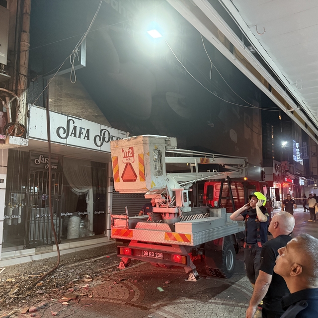 Kedi kurtarmaya gelen itfaiye erleri AVM'de çıkan yangını büyümeden söndürd...