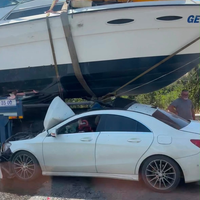 İzmir'de ilginç kaza: Otomobil tekneyle çarpıştı