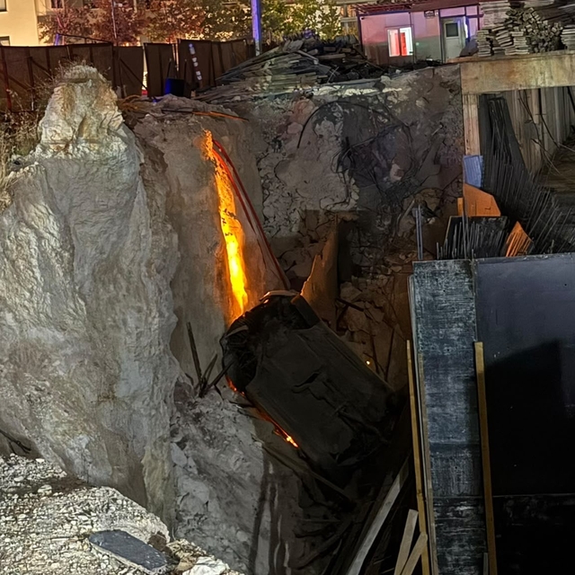 Gaziantep'te kaza sonrası savrulan araç inşaat çukuruna uçtu: 2'si ağır 3 y...