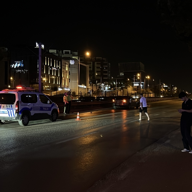 Karşıdan karşıya geçen yaşlı adama otomobil çarptı