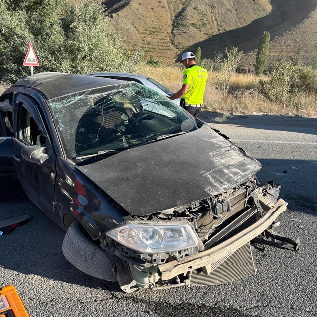 Erzincan'da trafik kazası: 3 yaralı