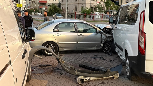 Kayseri'de otomobil park halindeki 2 araca çarptı
Alkollü olduğu belirlenen sürücüye 50 bin TL idari para cezası yazıldı