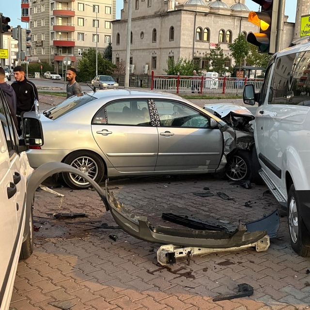 Kayseri'de otomobil park halindeki 2 araca çarptı
Alkollü olduğu belirlenen...