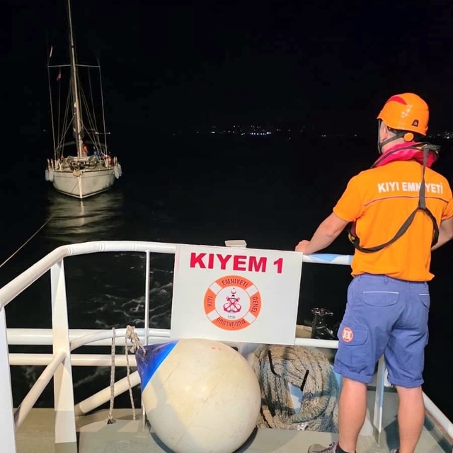 Çanakkale'de sürüklenen teknedeki 2 kişi kurtarıldı