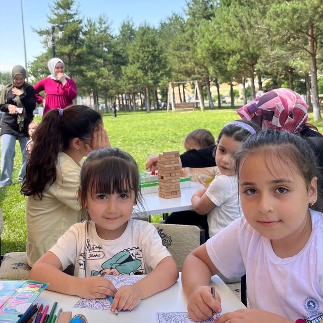 Gezici Kütüphane Yenişehir Parkı'nda çocuklarla buluştu