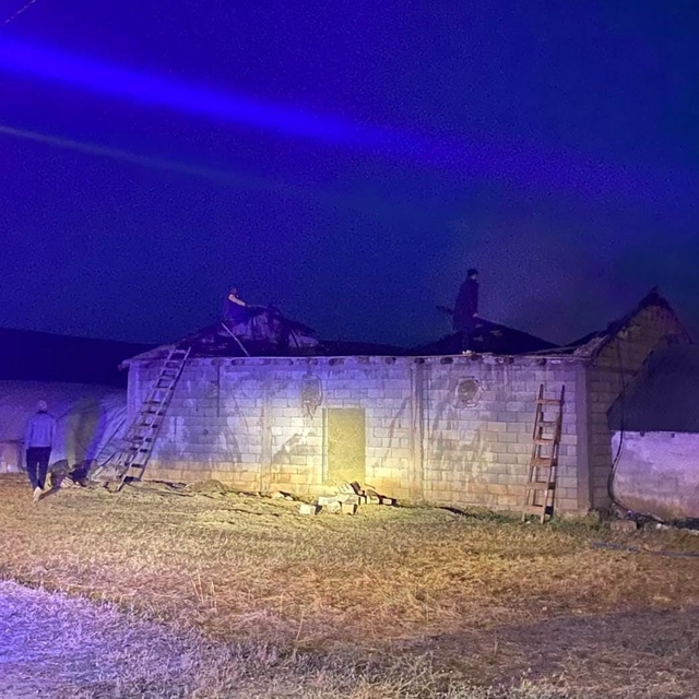 Korkut'ta ahır yangını: Dumandan etkilen 6 kişi hastaneye sevk edildi