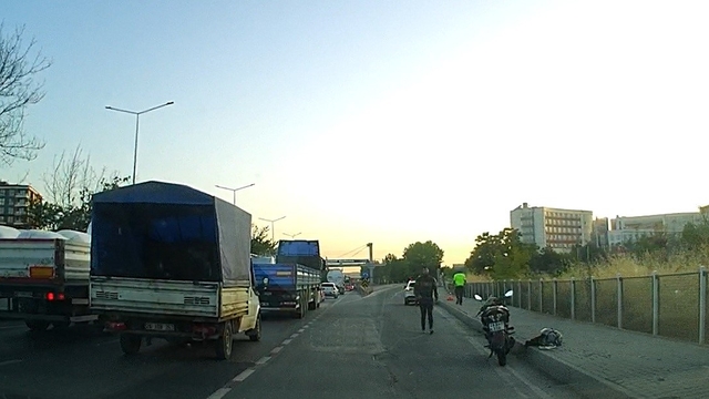 Motosikletten düşen kadın sürücü yaralandı