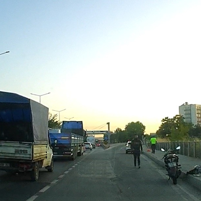 Motosikletten düşen kadın sürücü yaralandı
