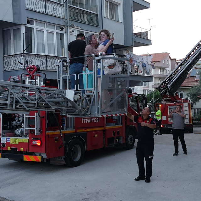 Apartmandaki yangında mahsur kalanlar, merdivenli araçla kurtarıldı