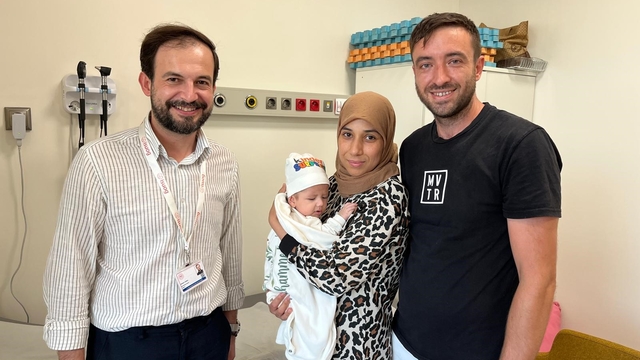 Anne karnındaki bebeğin ciğerine operasyon
Annesinin karnındayken ciğerine takılan şant ile hayata tutundu
Bebeğini kucağına alan genç çift Bursa Şehir Hastanesi doktorlarına teşekkür etti
Bursa Şehir Hastanesi'nde anne karnında hayat kurtaran müdahale
Anne karnında uygulanan torakoamniyotik şant ile, minik Muhammed hayata tutundu