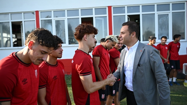Başkan Akın'dan Balıkesirspor'a sezon öncesi moral ziyareti
Akın: "Balıkesir'in gözü de kalbi de sizde"