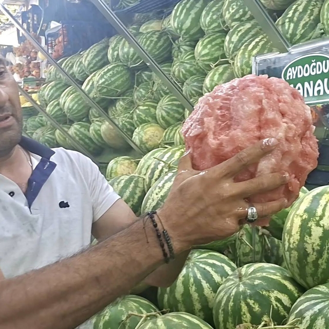 Kütahyalı manavın eliyle karpuz soyma videosu sosyal medyada viral oldu