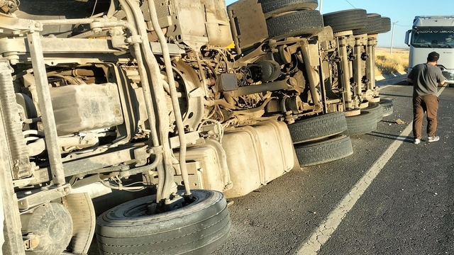 Diyarbakır'da tır şarampole devrildi: 1 yaralı